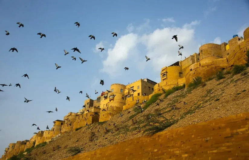 Folk performance at a desert camp in Sam